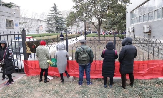 孩子参加高考，家长有必要在考场外“陪考”吗？听听学霸家长咋说