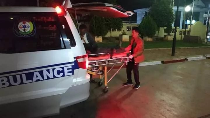 緬甸臘戌一名男子遭砍殺，身上和地上都是血