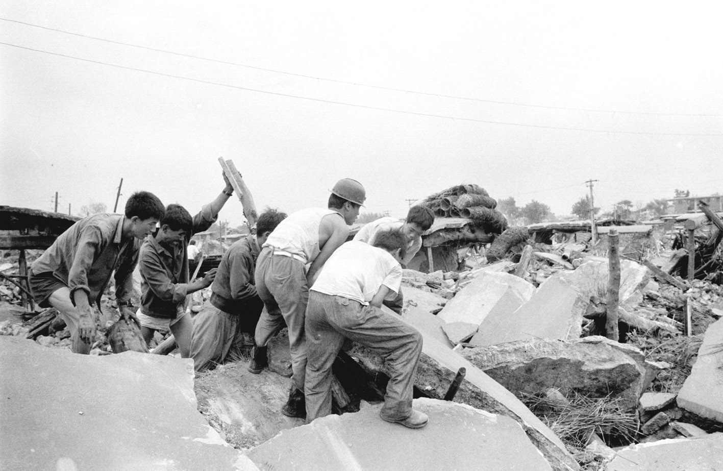 唐山大地震死多少人(三次地震加起来上百万人死亡，唐山大地震45周年，为何不能预报？)