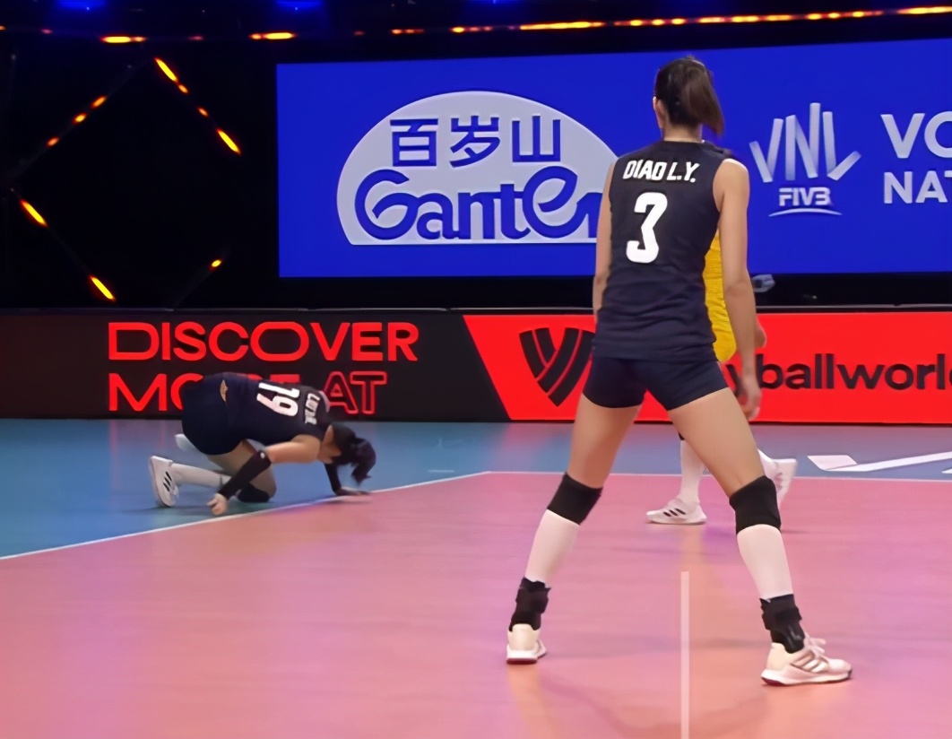 世界杯女排中國對日本結局是什么（0-3！中國女排罕見潰敗：慘遭日本隊橫掃，郎平黑臉，隊員竟笑了）