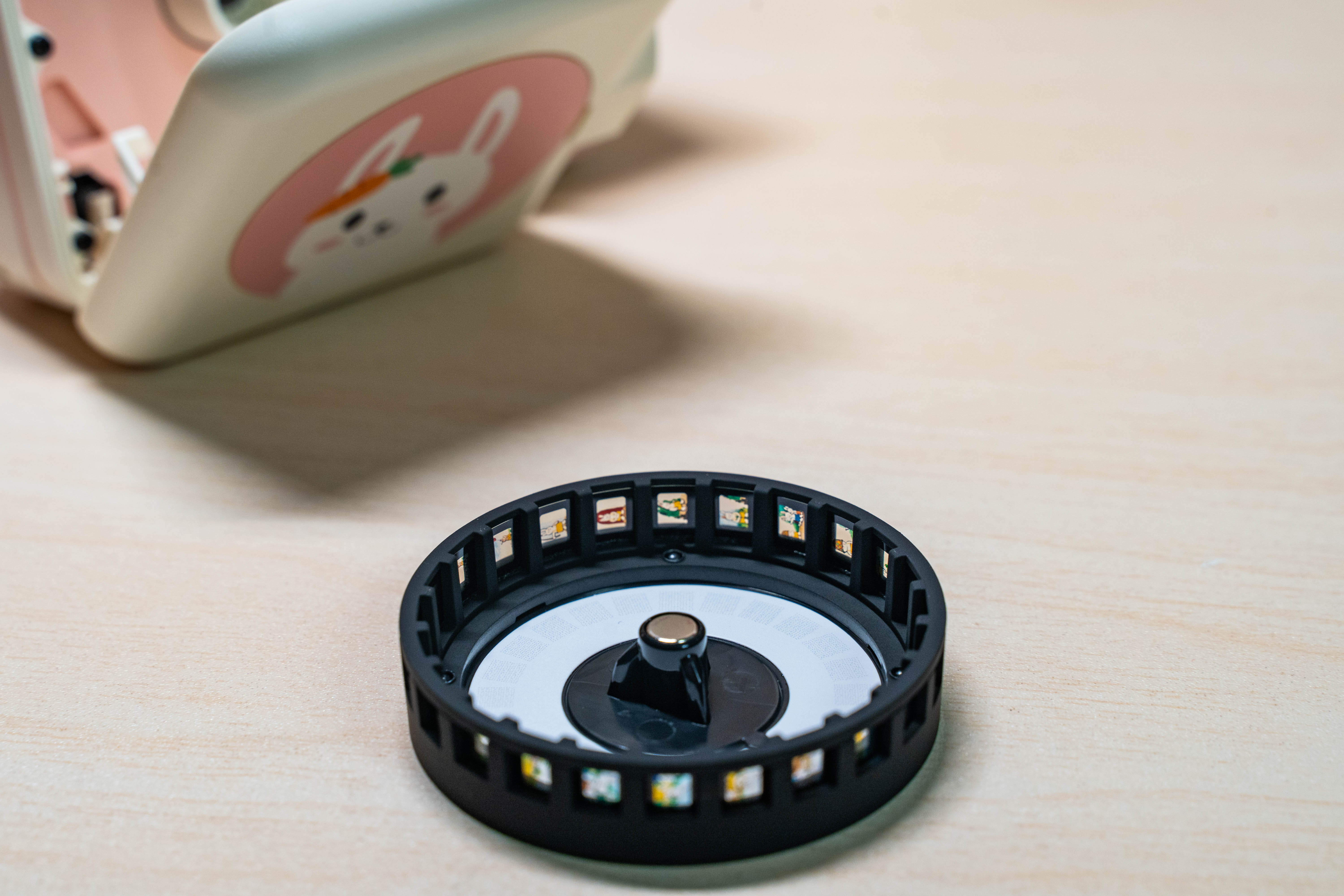 为带娃焦头烂额？不会启蒙教育？了解一下趣学伴绘本故事放映机