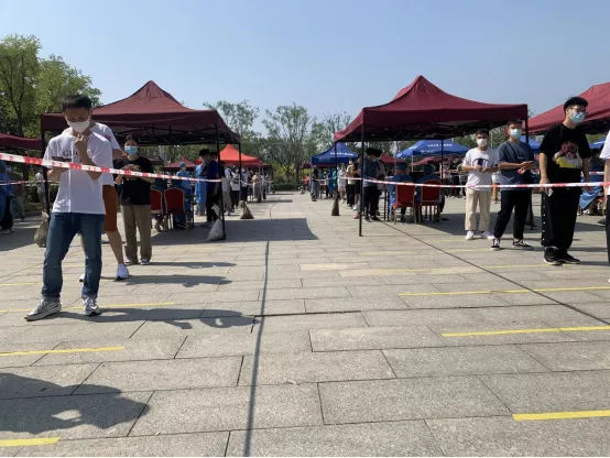 现场直击！高校核酸大筛查，安全有序迎开学