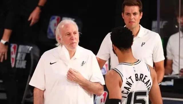 nba教练为什么穿彩色西装(没想到吧？NBA复赛期教练不必穿西装 波波维奇点赞、却有人不领情)