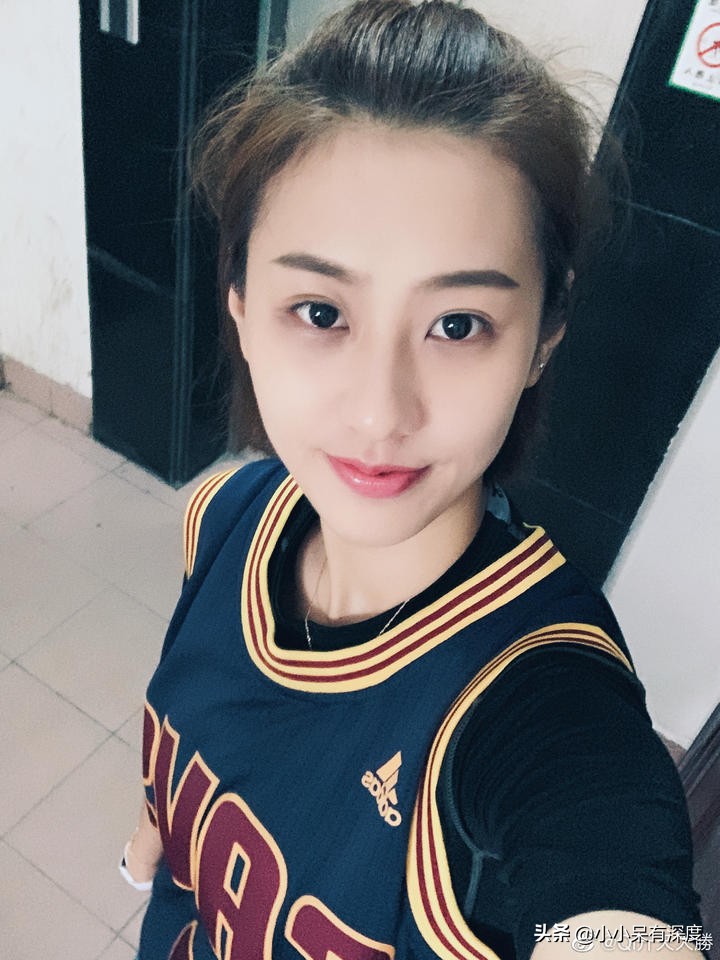 中国足球美女裁判(中国最美裁判亓浩,一位气质甜美,清新脱俗的妹子