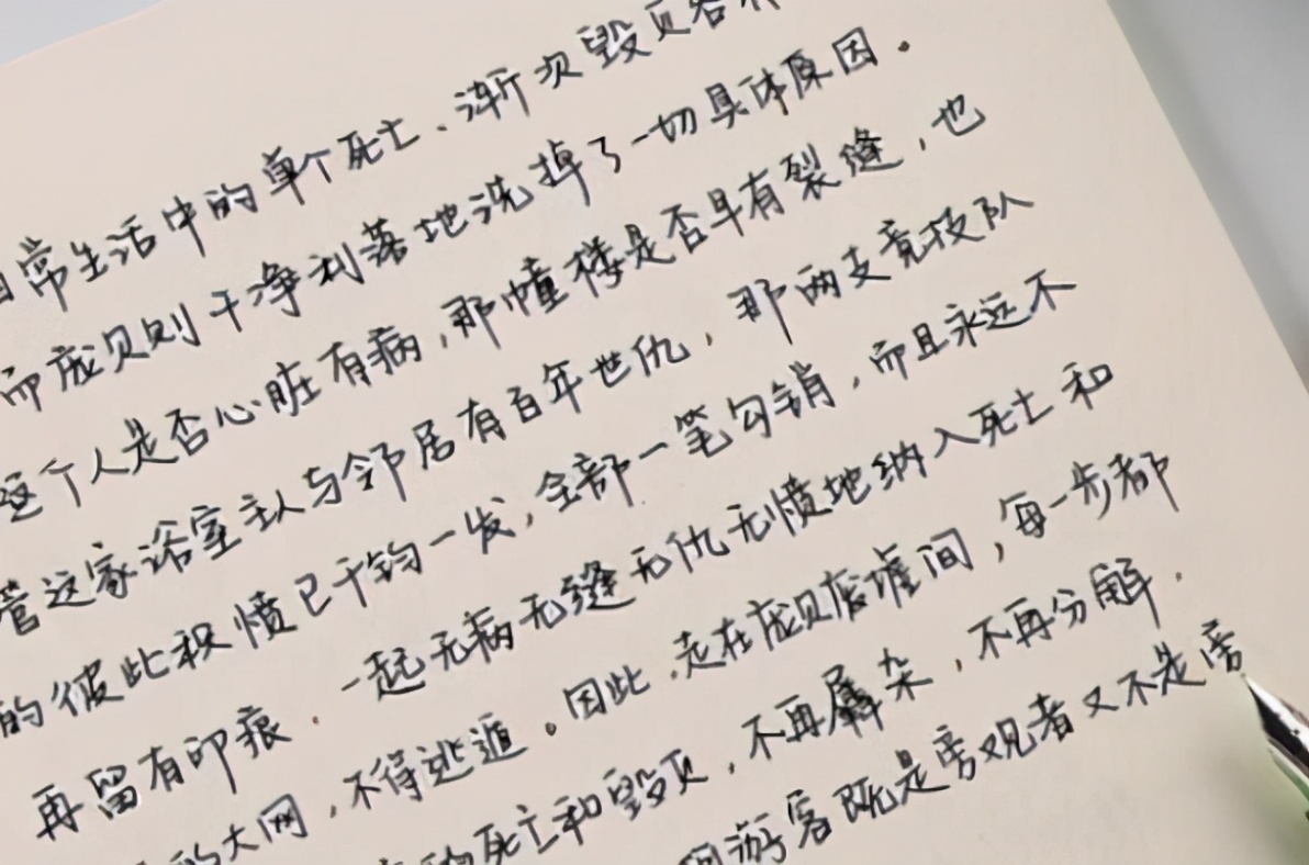 初中生“董卿体”火了，字体看似洒脱飘逸，却不受到老师的喜欢