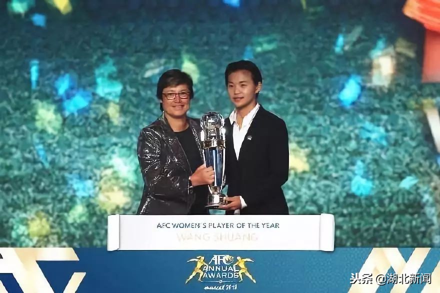 武汉姑娘王霜获2018年度亚洲足球小姐