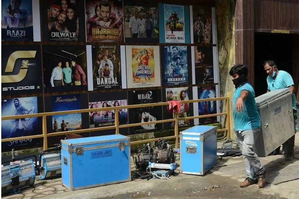 骑马漂移，影院蹦迪……收入千亿的印度电影有多开挂