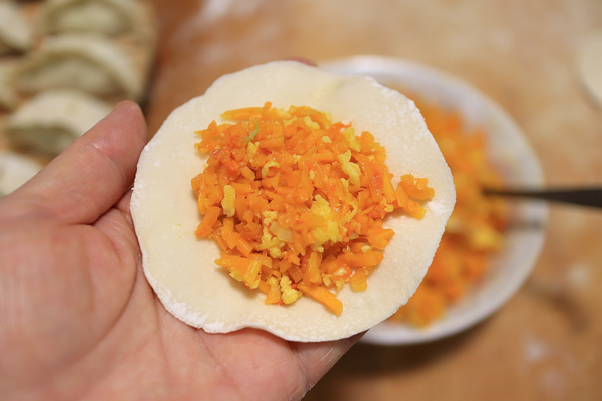 薄皮大馅的南瓜馅饺子,清甜鲜嫩2口一个,血糖高的人吃着也没事