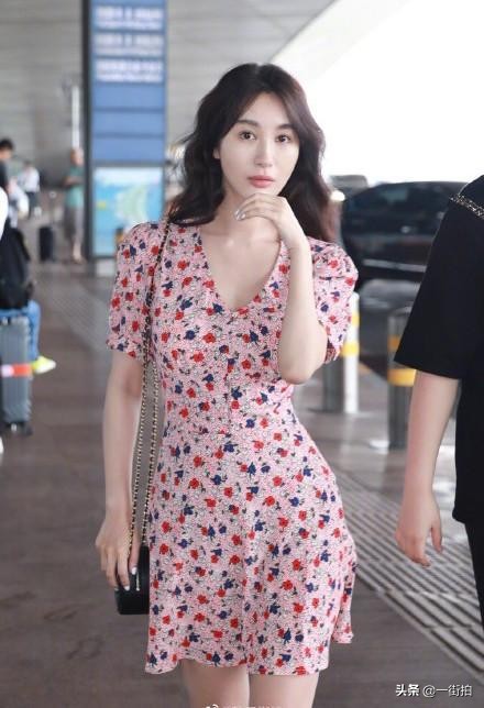 李菲儿身材太绝了！穿碎花裙难掩“柯基臀”，32岁少女感不减