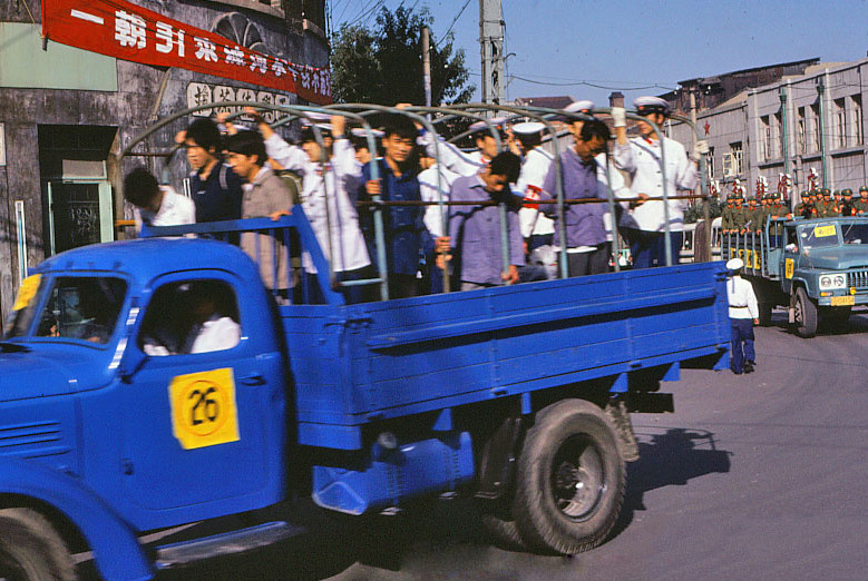 1983年为何突然全国严打？三个恶劣事件是导火索，亲历者：打得好