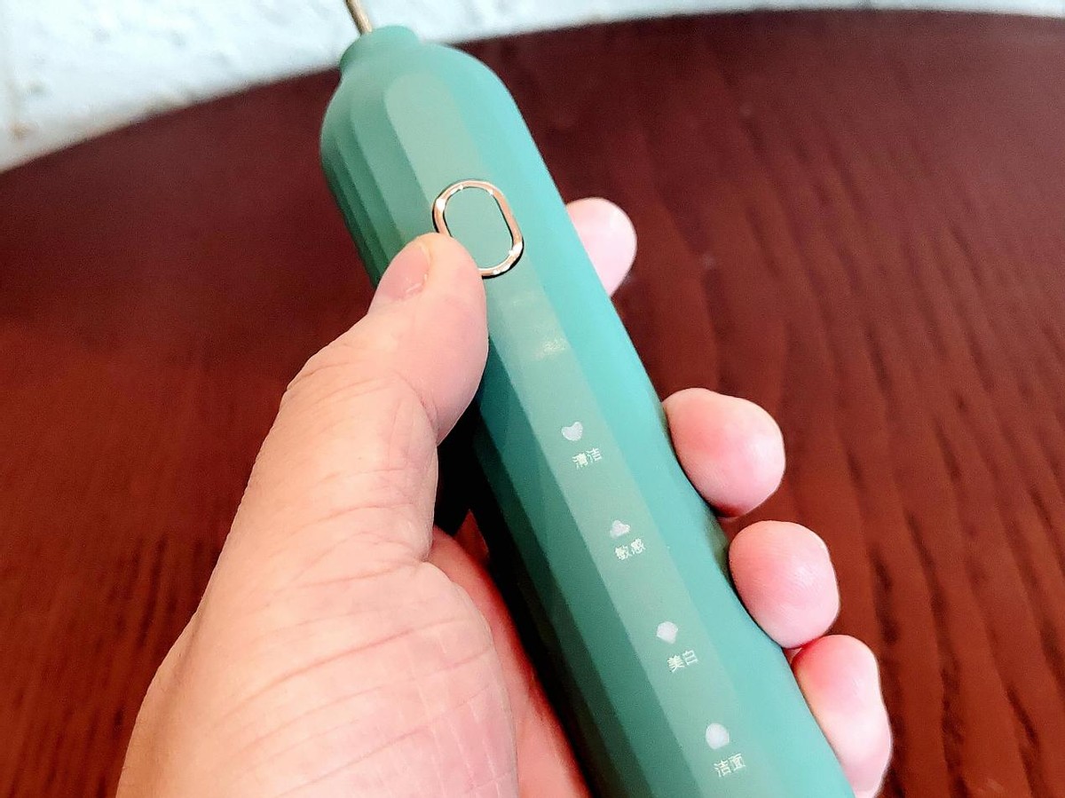 既能刷牙，又能洗脸的电动牙刷，美看mcomb M2 Plus上手体验