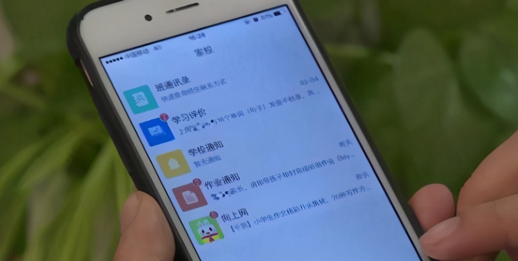 学生党“花式藏手机”火了，字典做手机壳没啥，藏茶杯里才是高手