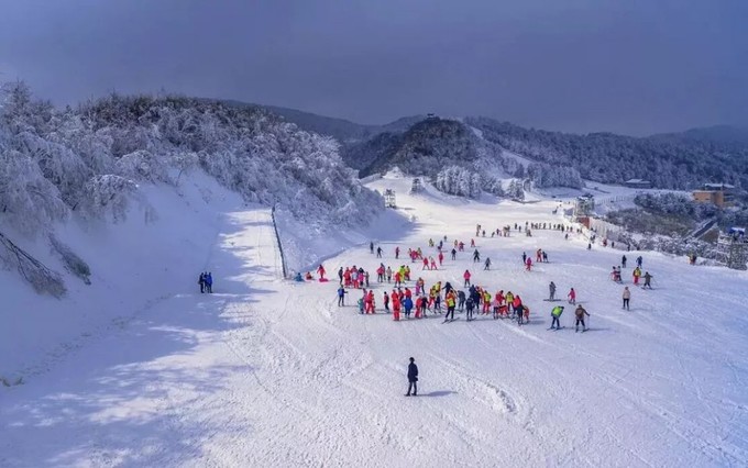 六盘水滑雪场是人工还是天然(滑雪不必跑北方，贵州八个滑雪场圆你冰雪梦)