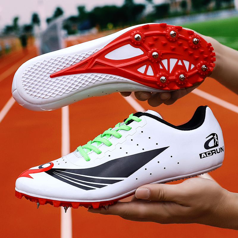 足球比赛为什么要穿钉子鞋（钉鞋的分类及用途，钉鞋跑步有什么技巧要点？）-华海博客
