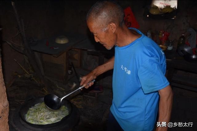 山居老人，青山绿水间的安逸清静