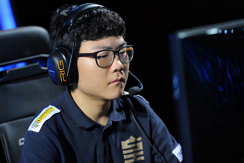 四,zero (尹景燮)前文提及,皇族在s4赛季引进了两位韩国选手,以3 2的