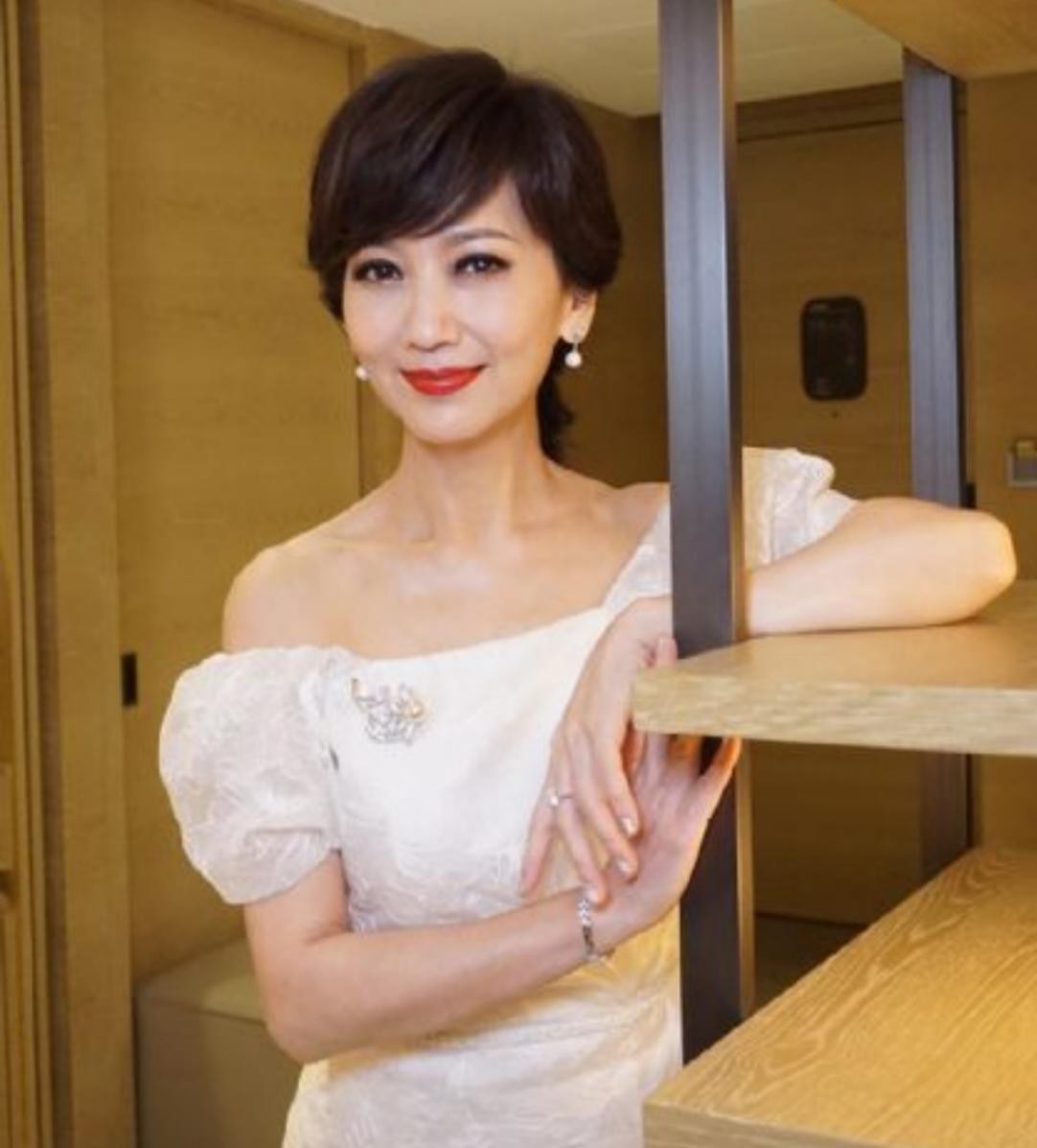 赵雅芝曾在首届港姐选美中获得第四名,因此进入演艺圈.