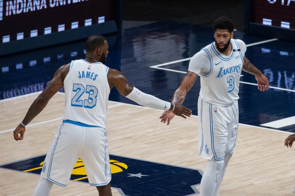 nba2k哪些球队厉害(NBA2K的10大三巨头：篮网排名第一，湖人力压卫冕冠军排第二)