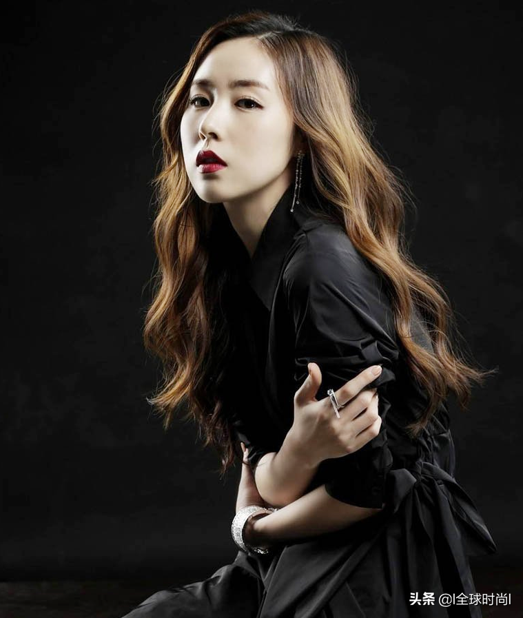 韩国唯美明星，最崇拜玄彬，神秘暗黑系搭配颈饰做有态度的女人