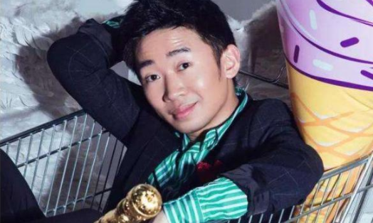 其貌不扬却被星爷看中，被谢娜力捧，综艺咖杨迪的不幸与幸