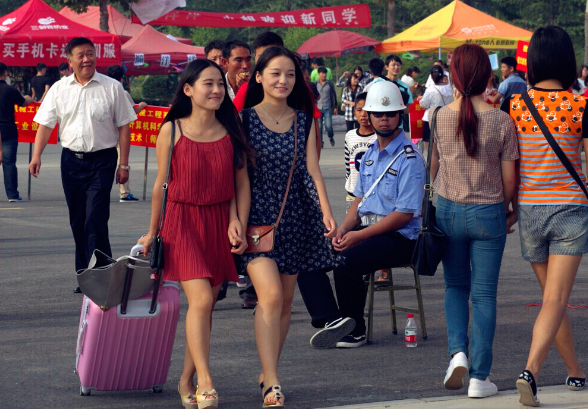 “别样”大学宿舍走红，上床下桌咋和想象得不一样？学生：想退学