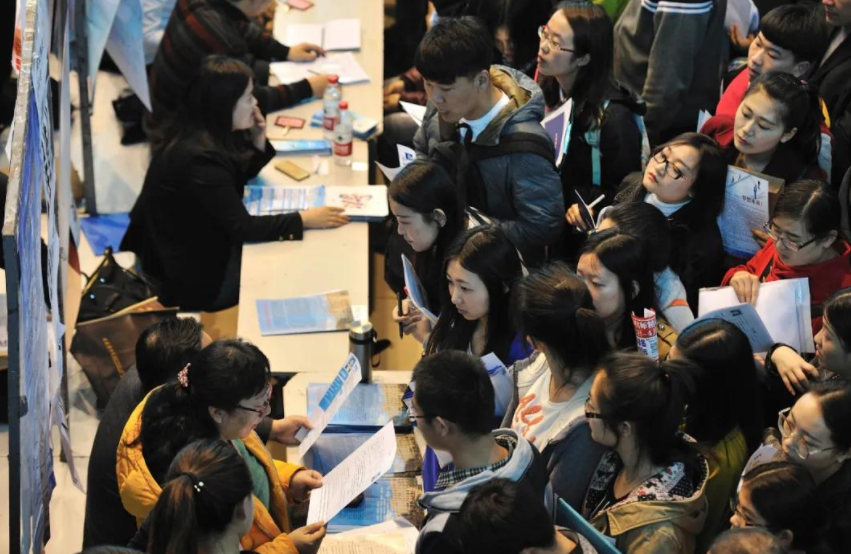 大学生要不要竞选班干部，过来人说：要，选对了利于就业