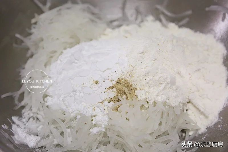 秋冬多吃萝卜好处多，简单一蒸，软软糯糯，再蘸上料汁吃，太香了