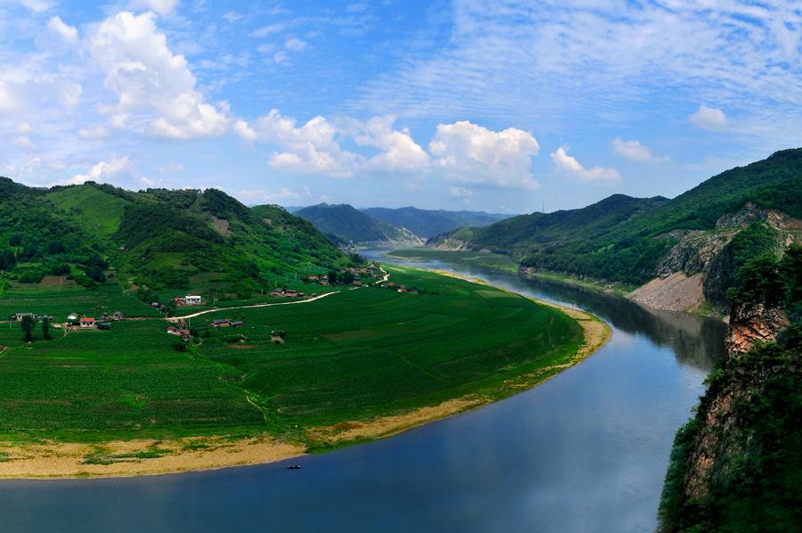 青山沟青山沟风景区位于丹东市宽甸县青山沟镇境内,距宽甸县城60估镲