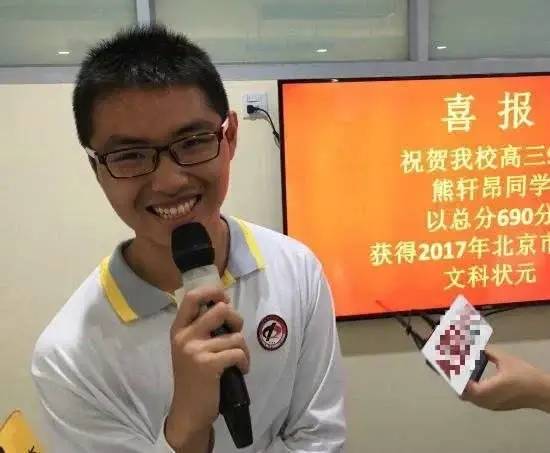 寒门贵子？请别拿经济条件来评价一个人的成功，贩卖苦难并不高贵