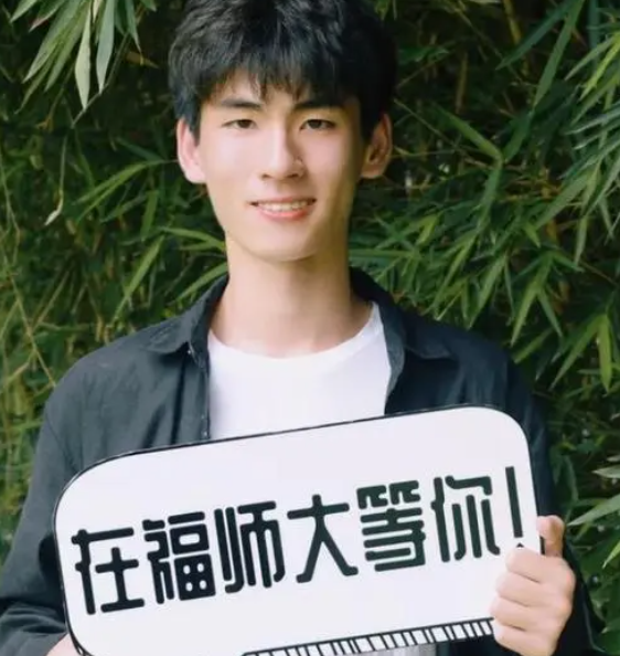 福师大招生简章走红，长相神似陈飞宇，让人看了忍不住尖叫