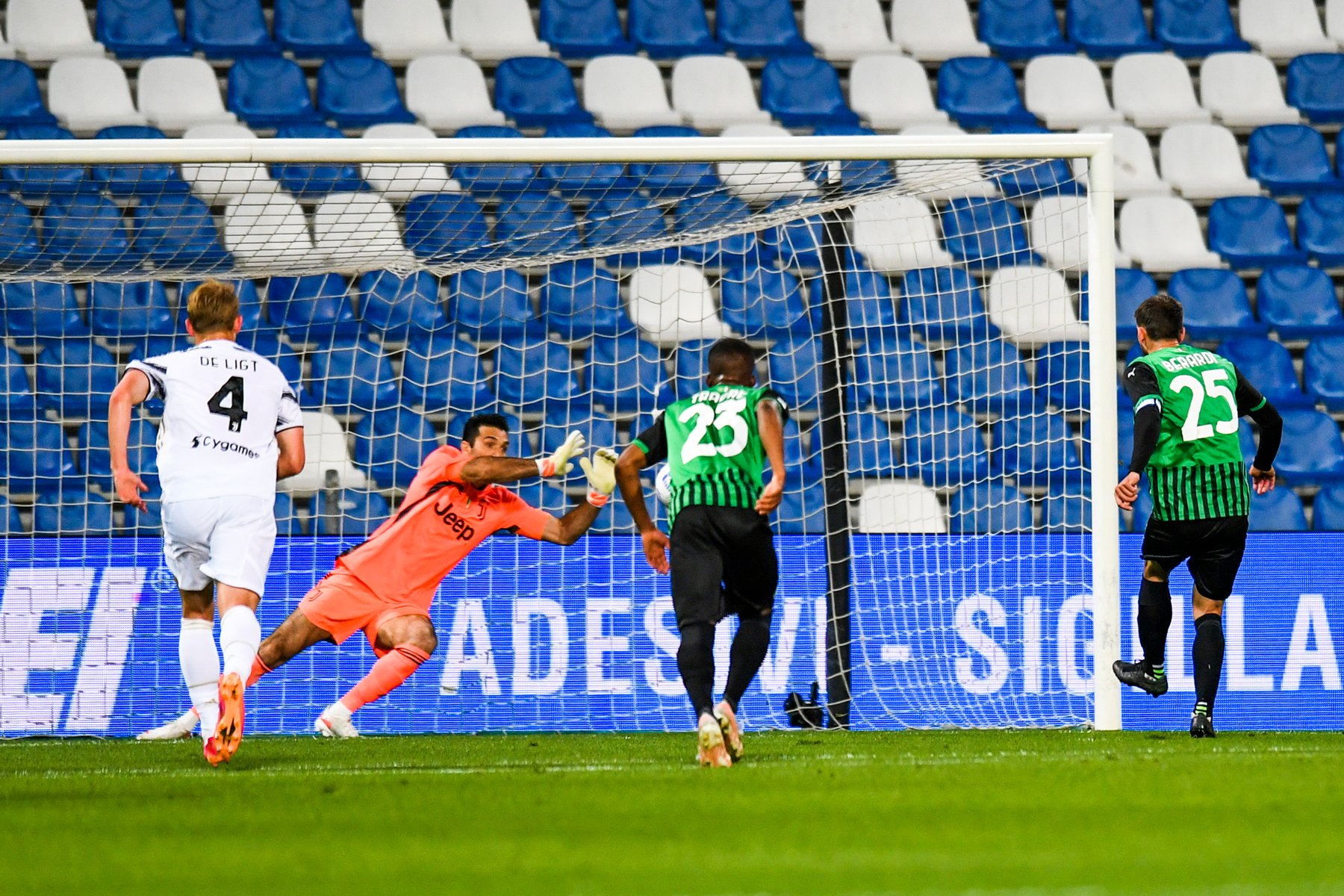 布冯才精彩扑救集锦(太稳!