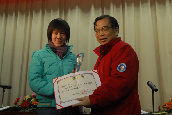 黄来女出身寒门，763分考上武大，背着瘫痪父亲上学，后来怎样了