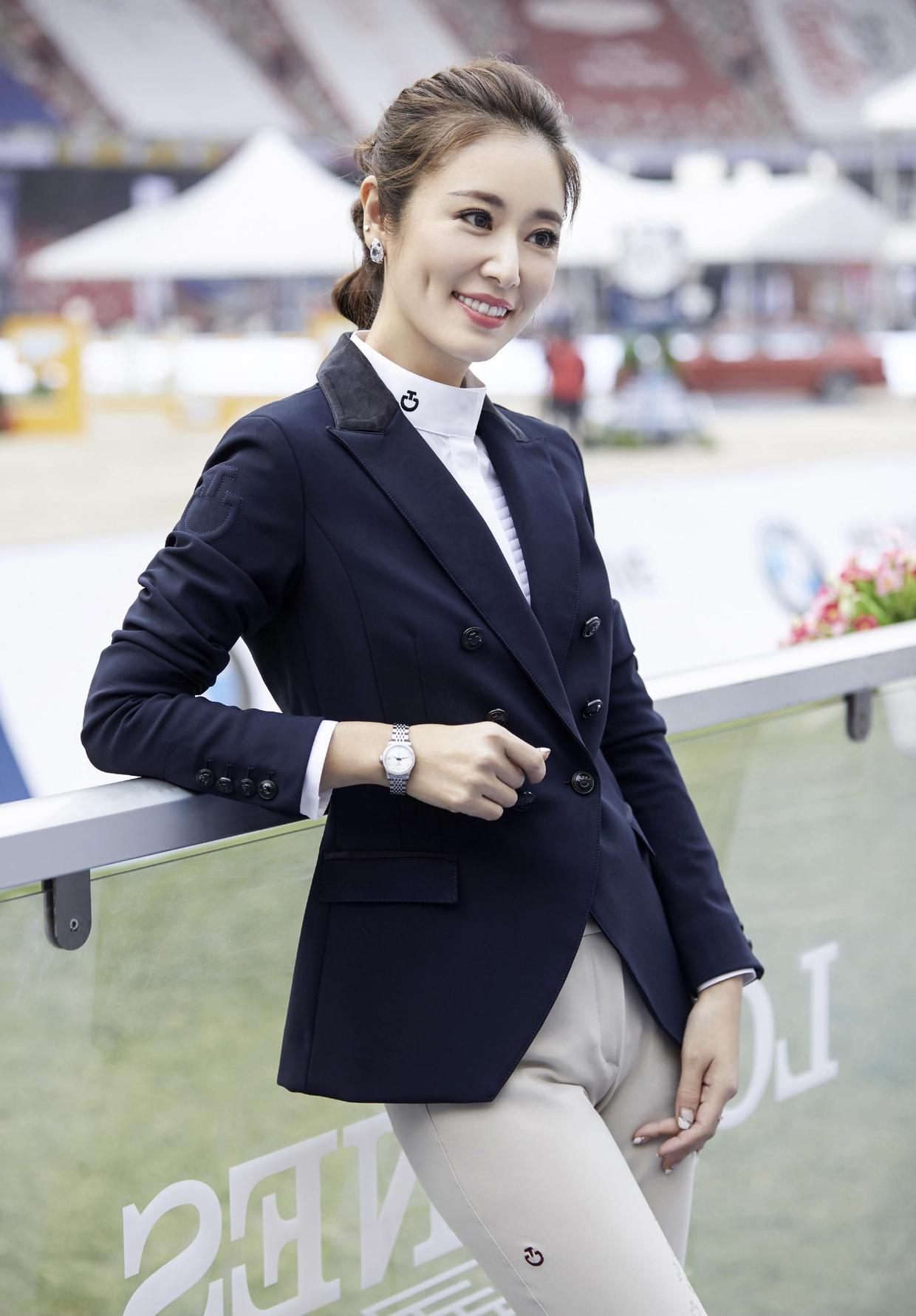 "林心如"又现减龄式穿搭,一字肩连衣裙配中长发,又美出圈了