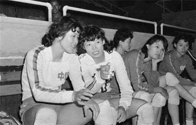 中国女排1981年世界杯颁奖(涨知识 | 中国女排历届世界杯成绩大盘点)