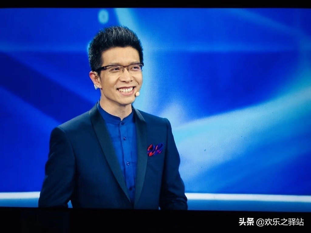 央视主持人怒怼高温：这天气热得连空调都自闭了！