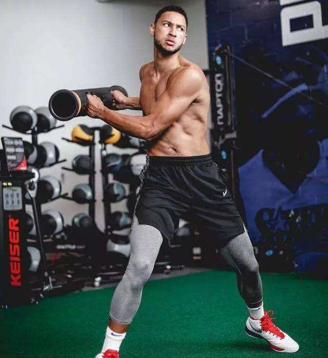 周琦这么菜为什么能打nba（周琦为何打不了NBA？看看他同年新秀里的肌肉男吧！他进步太小了）-华海博客