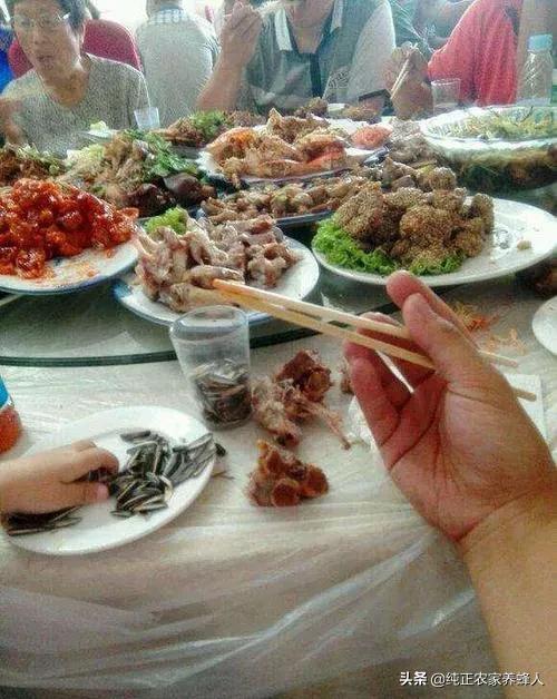 在农村吃宴席你地是谁坐上座，是舅舅还是老丈人坐上座？