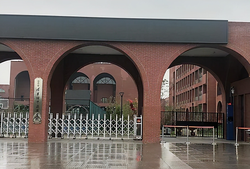 陕西：11名学生因考试作弊被劝退，家长做法很偏激，学校无奈妥协