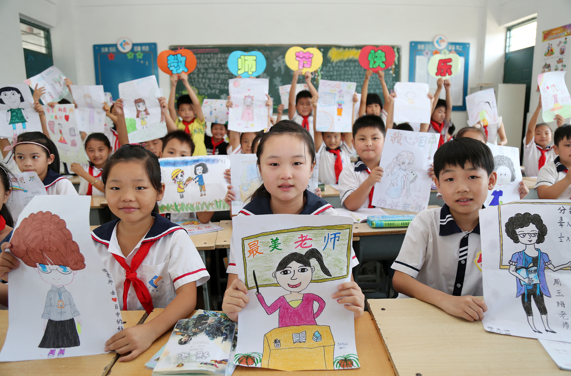 教师节来临，给老师送礼时应该坚持“两个避免”，八成家长送错了