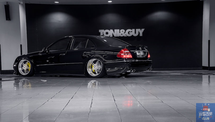 还记得"黑衣人"里的那台w211 e级奔驰么?我们捎来了!