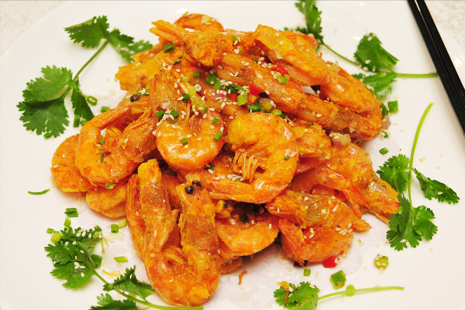椒盐虾怎么做(教你做椒盐虾色泽金黄酥香入味)
