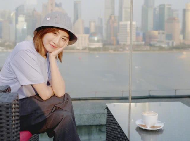 陈一冰晒富二代女友(何雯娜答应制片人求婚,别拿早被原谅的陈一冰再当