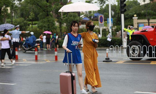 考生高考293分外出散心，父亲担心做傻事一路跟随，竟有意外惊喜