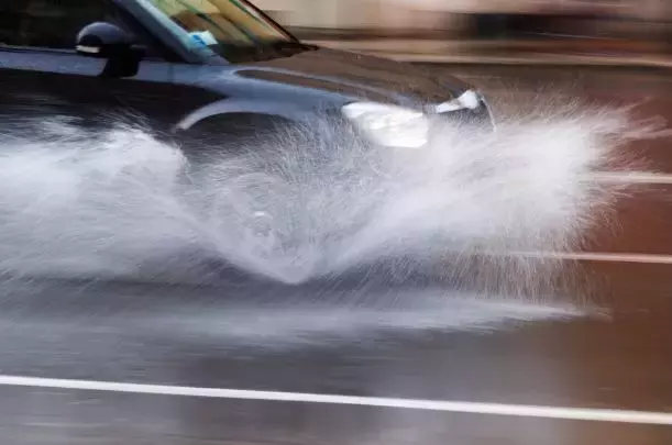 为什么雨天车牌容易掉？这下终于搞明白了