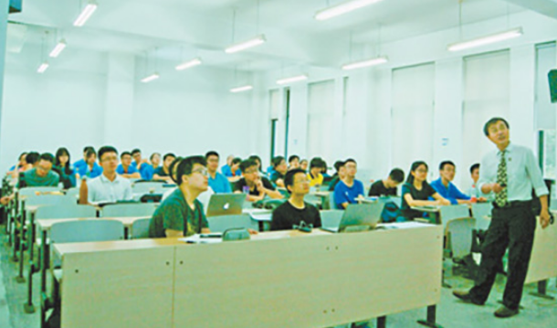 华中师大研究生火了，所学专业太“坑人”，毕业无奈摆摊卖鸡爪