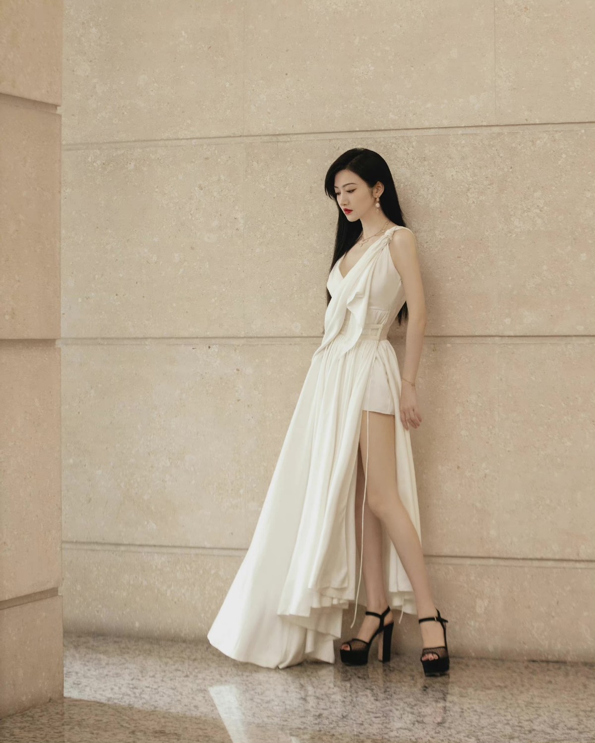 景甜高调现身Dior活动！穿一身白裙变希腊女神，Dior审美太稳定