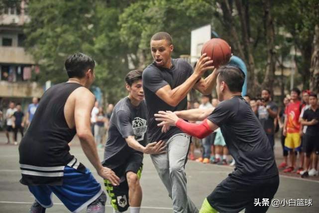 高中生篮球能暴扣么（2021届全美第六高中生火了！背后运球戏耍库里，大步流星完成暴扣）-华海博客