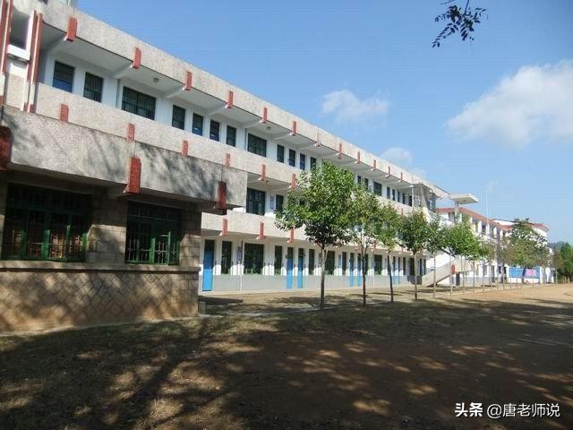 我国最牛的2所县级中学，一所排名全国第一，一所毁于一人之手