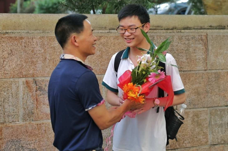 高考考场外的父亲火了，身披战袍艳压群芳，画面感人又好笑