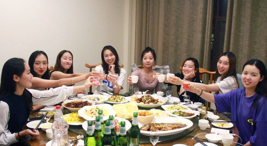 大学开学不到一个月，女儿称宿舍太压抑，想要去校外租房怎么办？